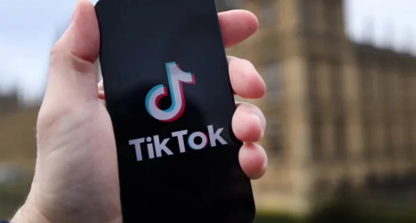  Na TikToku rośnie trend z treściami rezygnacyjnymi młodzieży Fot. PAP/EPA/ANDY RAIN 