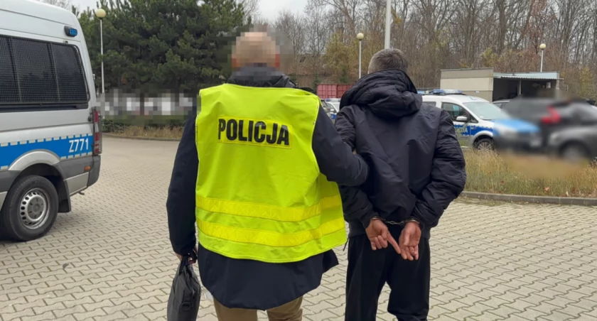 Policjant prowadzi zatrzymanego / fot. Komenda Stołeczna Policji