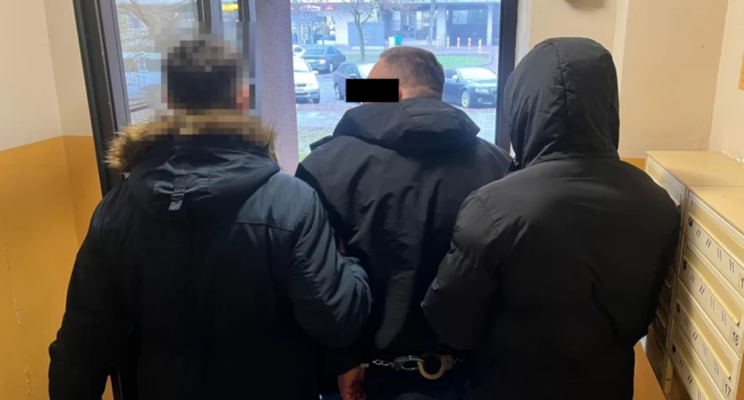 Policjanci prowadzą zatrzymanego / fot. Komenda Stołeczna Policji