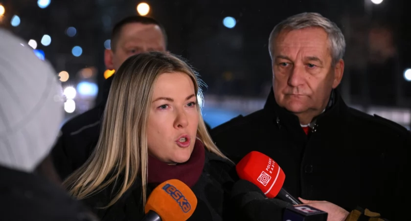PAP Wiceministrowie spraw wewnętrznych i administracji Magdalena Roguska (C) i Wiesław Szczepański (P) podczas konferencji prasowej przed siedzibą KPRM w Warszawie, 30 bm.