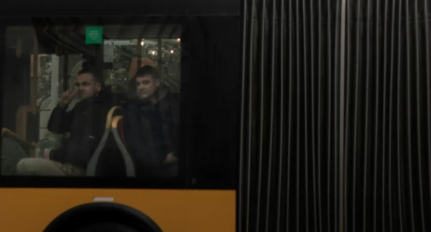 Hubert Buratynski on Unsplash Zdj. ilustracyjne - autobus w Warszawie