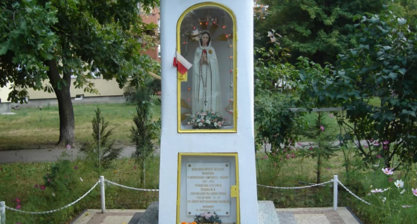 Kapliczka przy Wysockiego. Fot. Wikimedia Commons