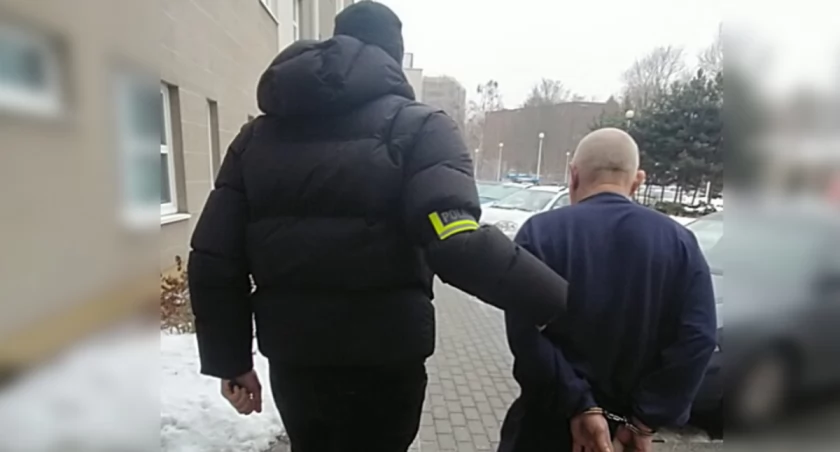 Policjant prowadzi zatrzymanego / fot. mat. policji