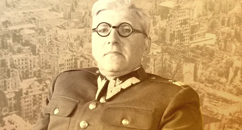 Jerzy Kirchmayer (zrujnowana Warszawa w tle) Narodowe Archiwum Cyfrowe, Wikimedia