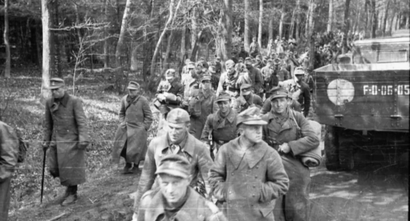 Berlin, 1945 r. Kolumna wojsk niemieckich eskortowana przez polskich żołnierzy opuszcza miasto po kapitulacji Niemiec. Fot. PAP/CAF/Polpress