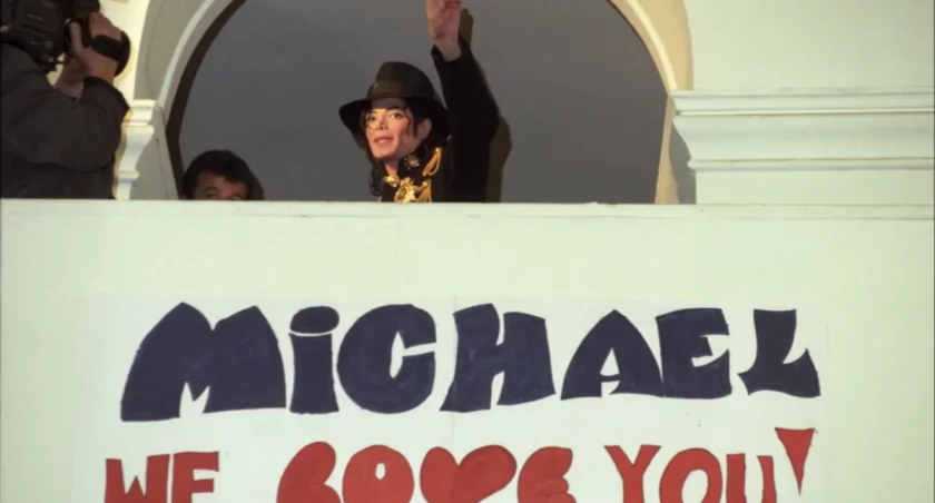 Michael Jackson podczas wizyty w warszawskim liceum im. Stefana Batorego