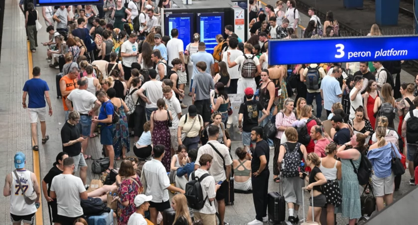 PAP (Pasażerowie czekają na dworcu Warszawa Centralna, 29 bm.)