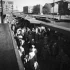 Kupujący na bazarze, między 1955 i 1965 / Autorstwa Zbyszko Siemaszko - Marked Public...