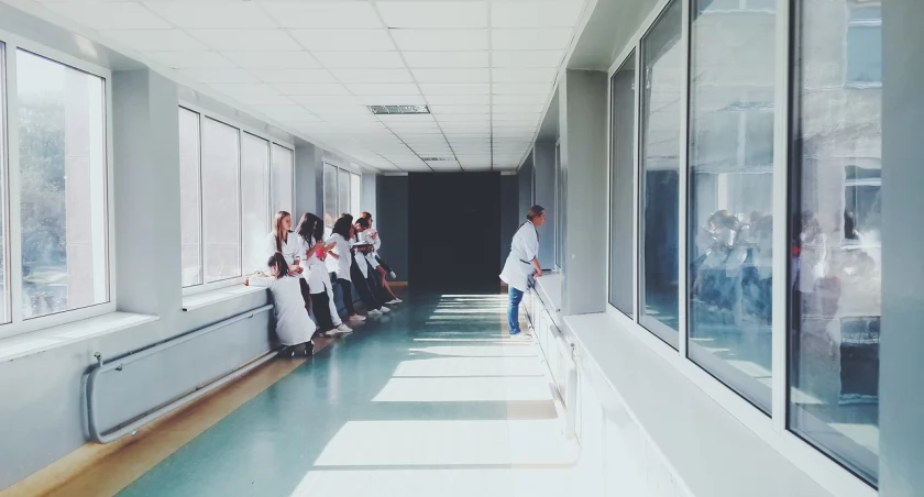 Pacjenci zyskują, szpitale toną w długach – bilans dwóch lat rządów