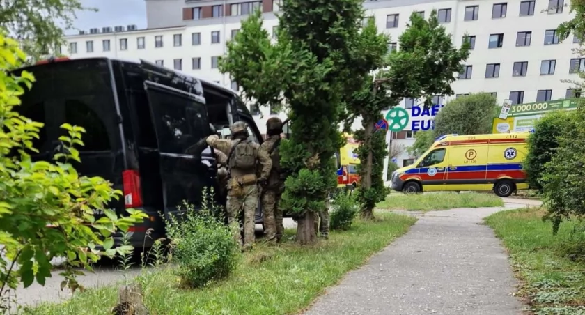Groził matce, odkręcił gaz i ruszył z siekierą na policjantów. Dramatyczna interwencja w Lublinie