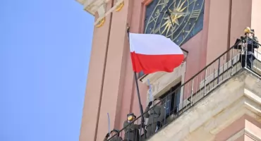 Biało-czerwona na wieży zegarowej Zamku Królewskiego