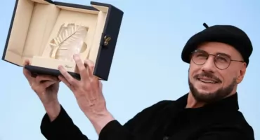 Berety Travolty podzieliły fanów. Aktor wyjaśnił swoją inspirację
