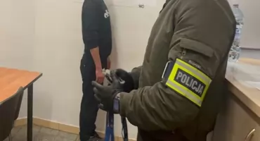 Porwał mężczyznę sprzed klubu. Schował się pod dziecięcym łóżkiem
