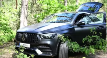 Mercedes za 400 tysięcy odjechał na jej oczach