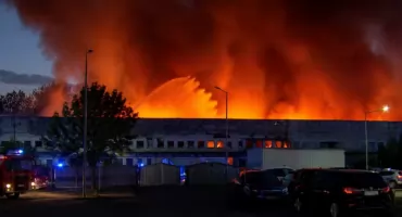 Gigantyczny pożar w Płocku. Ogień pochłonął całą halę, ewakuowano mieszkańców