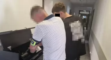 Nerwowo rozglądał się na ulicy. Policjanci od razu wiedzieli, że coś ukrywa