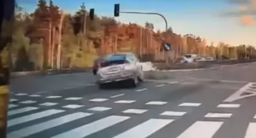 Jedna sekunda i piekło na drodze. Audi rozerwane na pół, młodzi ludzie nie żyją
