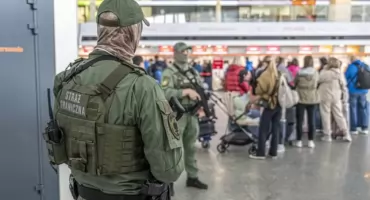 Przyleciała do Warszawy. Chwilę później otoczyła ją Straż Graniczna