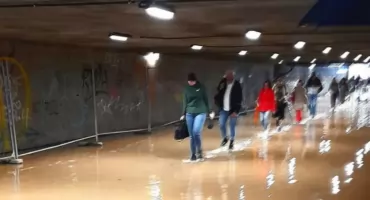 Ludzie brodzili po kostki w wodzie. Chaos przy Dworcu Zachodnim po ulewie