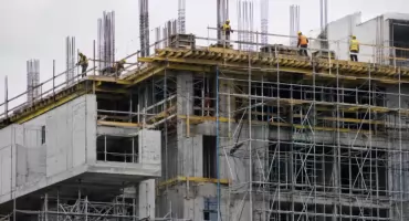 Jedno piętro w pięć dni. Nowy gigant Warszawy wbija w ziemię konkurencję