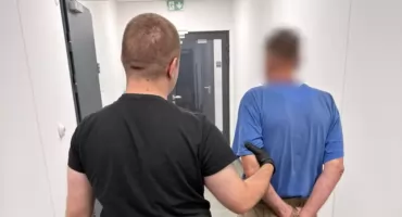 Wracał dwa razy. Za trzecim razem miał w ręku siekierę
