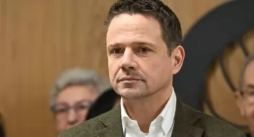 Incydent podczas sesji rady miasta. Policja zatrzymuje dwie osoby, Trzaskowski zabiera głos