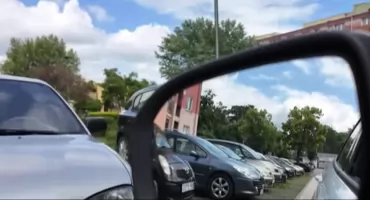 Naklejał „kary” na samochody. Kierowca policzył straty i ruszyła lawina