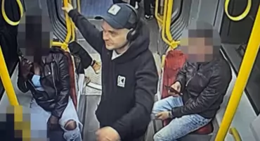 Pobił pasażera do nieprzytomności i zniknął. Sprawca wciąż jest na wolności