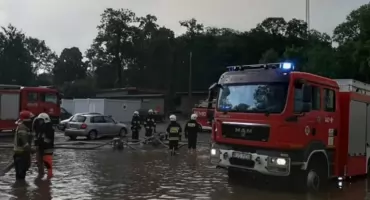Nawałnica zalała tunel. W wodzie utknął wóz strażacki