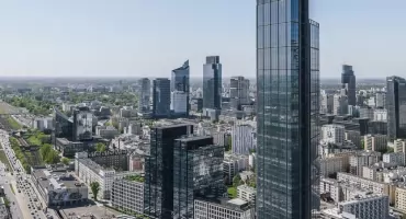 Szyba spadła z Varso Tower. Uszkodzony samochód