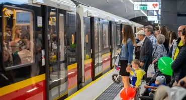 ZTM ogłosił wakacyjne cięcia. Część linii znika, metro pojedzie inaczej