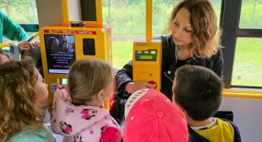 Wcisnęły wszystkie przyciski w autobusie. Tak WTP uczy najmłodszych pasażerów