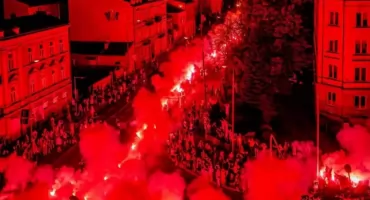 Tego wieczoru Radom zatrzymał się na chwilę. Ponad 500 rac dla bohaterów