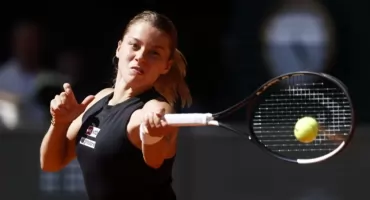 Maja już była w ogródku, ale wtedy przewróciła się na korcie