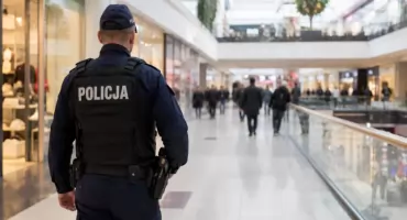 Sceny jak z koszmaru. W galerii miała napuszczać psa na ludzi