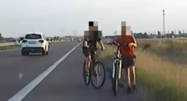 Dwaj chłopcy w wieku 8 i 9 lat jechali rowerami pod prąd po drodze ekspresowej