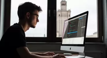 iMac w Warszawie to narzędzie pracy tysięcy profesjonalistów. Jak o niego dbać, by służył przez lata?