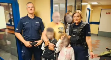Zamknęły się drzwi pociągu, a ona została sama. Policjanci pomogli 5-latce
