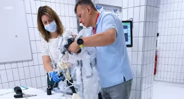 Chirurg i robot ramię w ramię. Nowa era leczenia w Płocku