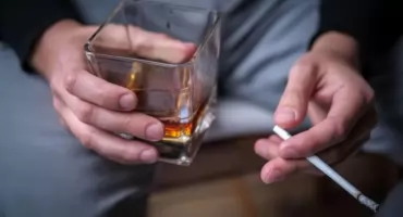 Myślisz, że alkohol pomaga na stres? Naukowcy mają bardzo złą wiadomość