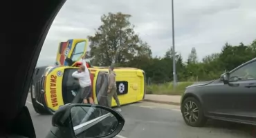 Dramatyczne chwile na S8. Ambulans leżał na boku