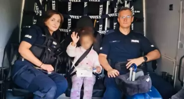 Drzwi pociągu zamknęły się za ojcem. 5-latka została sama na peronie. Jest nagranie