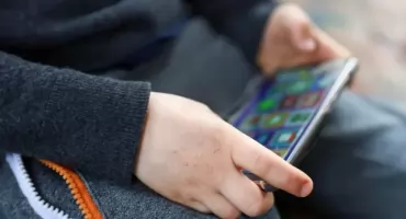 Dzieci ufają AI bardziej niż rodzicom? Ekspert bije na alarm