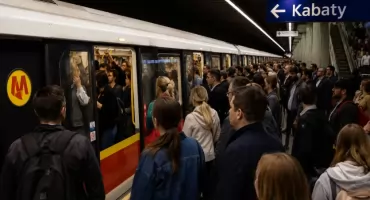 Chaos w warszawskim metrze. Pasażerowie musieli opuścić pociągi