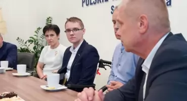 Stracił obie nogi, pomagając drugiej osobie. Teraz PKP zrobiło ważny krok
