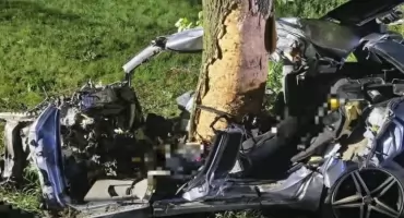 Samochód roztrzaskał się o drzewo!