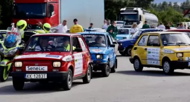 Powrót legendy polskich dróg. Fiaty 126p znów ruszyły w świat, tym razem z misją