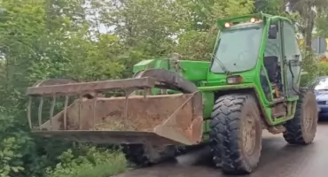 Ruszył koparką na zakupy. Po chwili zdemolował wszystko na swojej drodze