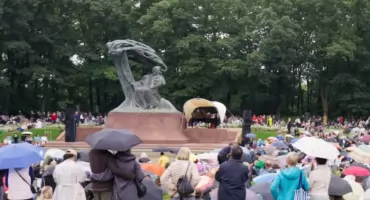 Nie trzeba biletu, by przeżyć coś niezwykłego. Chopin wraca do Łazienek [WIDEO]