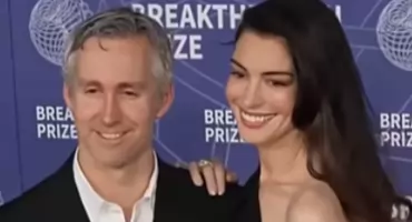 Cały internet porównuje go do Szekspira. Kim naprawdę jest mąż Anne Hathaway?